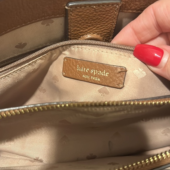 Preloved authentic Kate spade purse. Comes with Kate spade strap. 8/10 condition - Picture 4 of 6